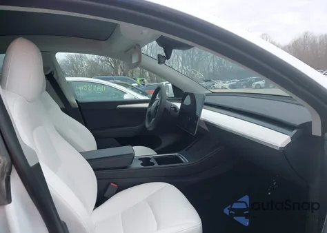 2023 Tesla Model Y Awd/Long Range Dual Motor All-Wheel Drive z USA, uszkodzony, nr VIN 7SAYGAEE2PF642162